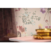 Detail kvetinovej tapety s fragmentom vázy a zlatou misou