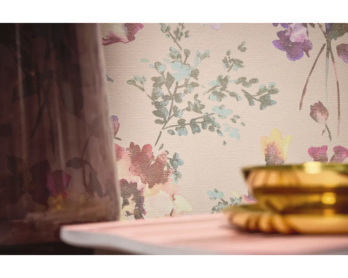 Detail kvetinovej tapety s fragmentom vázy a zlatou misou