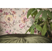 Dekoratívna tapeta s kvetinovým vzorom a izbová rastlina v popredí.