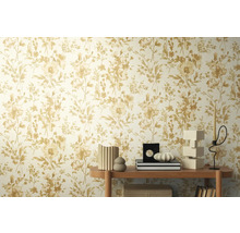 Stena s kvetinovou tapetou a dekoráciou na polici