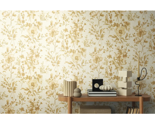 Stena s kvetinovou tapetou a dekoráciou na polici