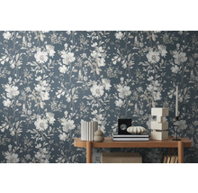 Dekoratívna tapeta s kvetinovým vzorom v obývacej izbe