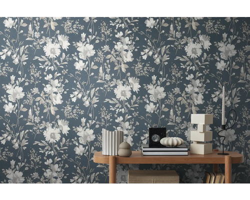 Dekoratívna tapeta s kvetinovým vzorom v obývacej izbe