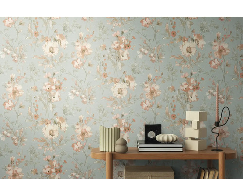 Detailný záber steny s kvetinovou tapetou a príručného stolíka s dekoratívnymi predmetmi.