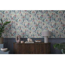 Dekoratívna izba so vzorovanou tapetou, komodou a izbovými rastlinami