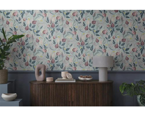 Dekoratívna izba so vzorovanou tapetou, komodou a izbovými rastlinami