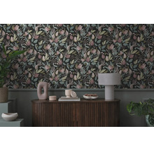 Dekoratívna tapeta s kvetinovým vzorom v štýlovej obývacej izbe