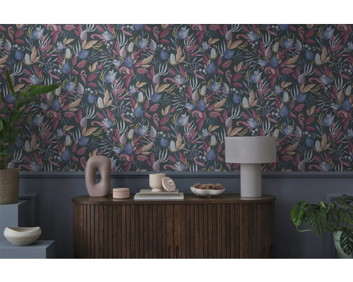 Dekoratívna tapeta s kvetinovým vzorom nad komodou