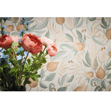 Dekoratívna tapeta s kvetinovým vzorom a kyticou v popredí