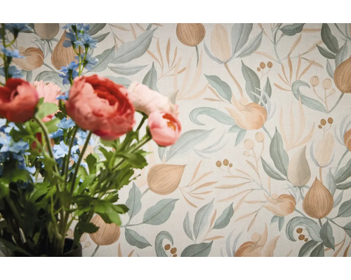 Dekoratívna tapeta s kvetinovým vzorom a kyticou v popredí