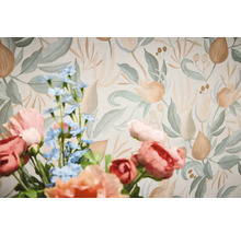 Kvetinová tapeta s kvetinovým vzorom za kyticou kvetov