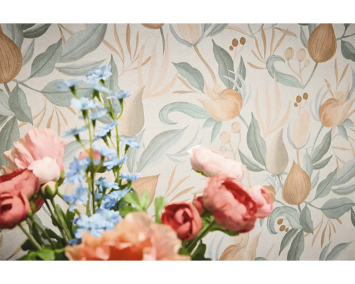 Kvetinová tapeta s kvetinovým vzorom za kyticou kvetov