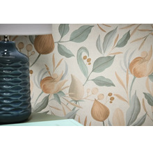 Detailný záber kvetinovej tapety s listami a kvetmi vedľa modrej lampy