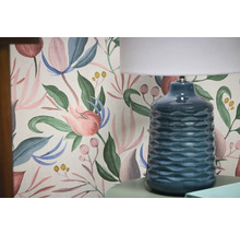 Dekoratívna tapeta s kvetinovým vzorom a stolná lampa