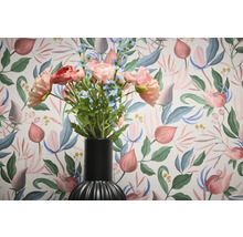 Kvetinová tapeta s kyticou v čiernej váze