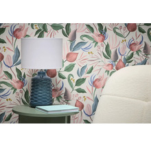 Scéna s kvetinovou tapetou, stolnou lampou a príručným stolíkom