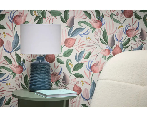 Scéna s kvetinovou tapetou, stolnou lampou a príručným stolíkom