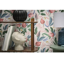 Pohľad do miestnosti s policou, stolnou lampou a tapetou s rastlinným motívom