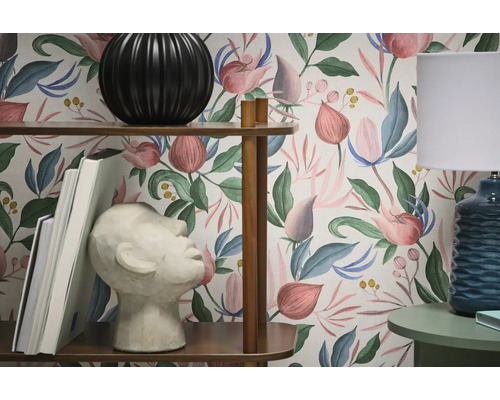 Pohľad do miestnosti s policou, stolnou lampou a tapetou s rastlinným motívom