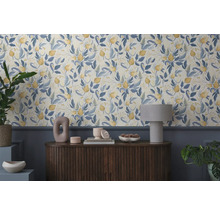 Pohľad na izbu s tapetou s kvetinovým vzorom a drevenou komodou s dekoratívnymi predmetmi