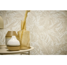 Dekoratívna tapeta s rastlinným vzorom a vázy na stole