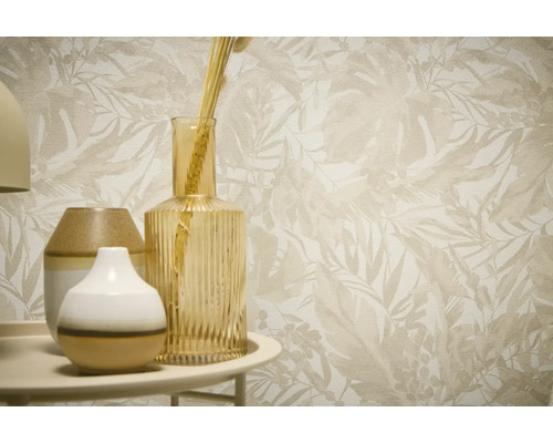 Dekoratívna tapeta s rastlinným vzorom a vázy na stole