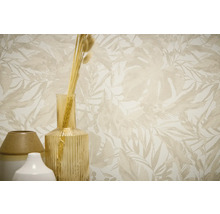 Vzorovaná tapeta s vázami a trávami v interiéri