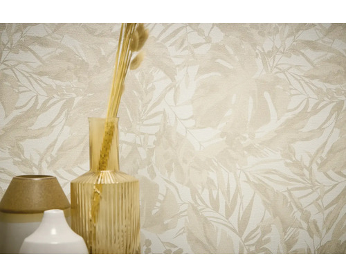 Vzorovaná tapeta s vázami a trávami v interiéri