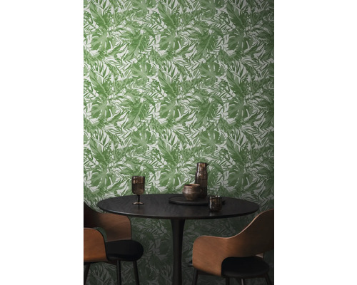 Jedáleň so zelenou tapetou s listami, okrúhlym stolom a stoličkami