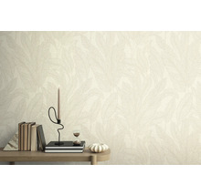 Stena s tapetou so vzorom listov, zdobená knihami, sviečkou a presýpacími hodinami na stole.