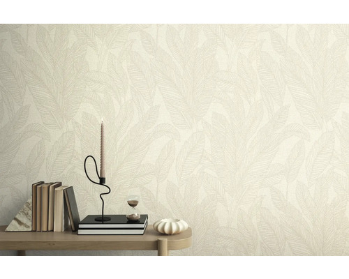 Stena s tapetou so vzorom listov, zdobená knihami, sviečkou a presýpacími hodinami na stole.