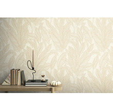 Detail steny s tapetou so vzorom listov