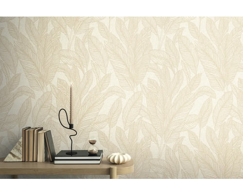 Detail steny s tapetou so vzorom listov