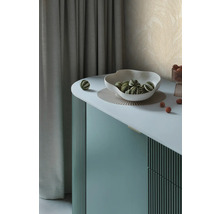 Dekoratívny príborník s misou a zeleno-pruhovanými guľami na podložke.