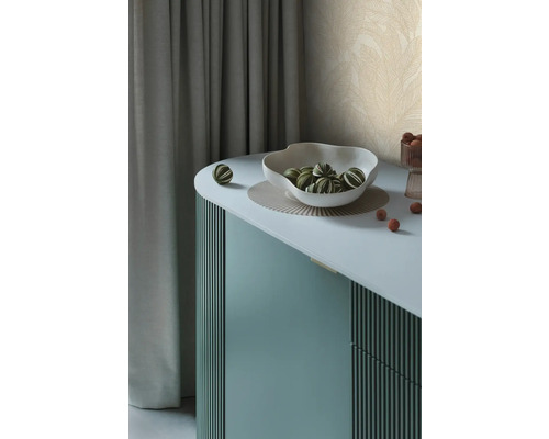 Dekoratívny príborník s misou a zeleno-pruhovanými guľami na podložke.