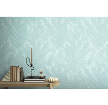 Detail steny s tapetou so vzorom listov