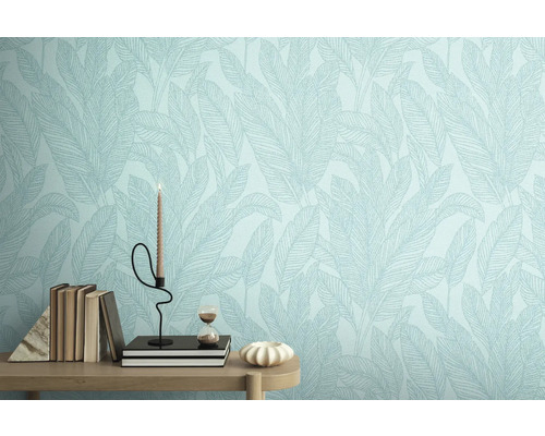 Detail steny s tapetou so vzorom listov