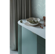 Dekoratívny príborník s misou a guľami ako prvok interiérového dizajnu.