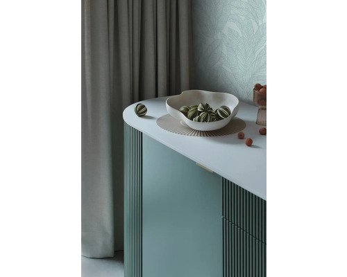 Dekoratívny príborník s misou a guľami ako prvok interiérového dizajnu.