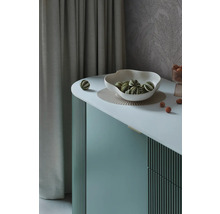 Dekoratívny interiér s misou, guľami a komodou