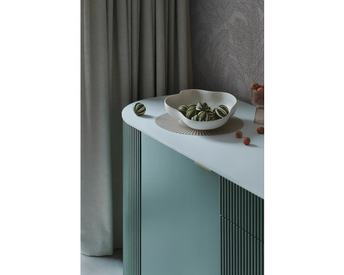 Dekoratívny interiér s misou, guľami a komodou