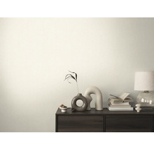 Dekoratívna izba s komodou, na ktorej sú knihy, lampa a vázy.