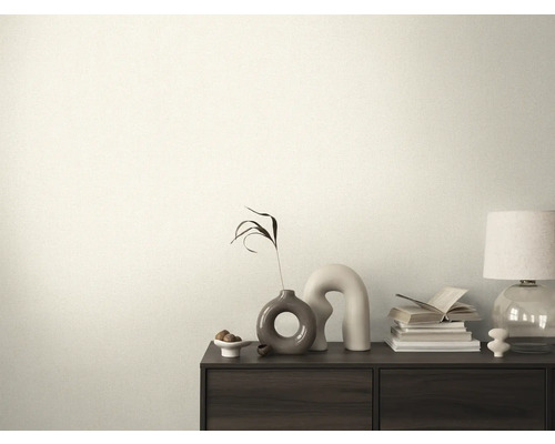 Dekoratívna izba s komodou, na ktorej sú knihy, lampa a vázy.