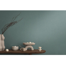 Detail steny s textúrovanou tapetou, ktorá vytvára pokojnú a prírodnú atmosféru