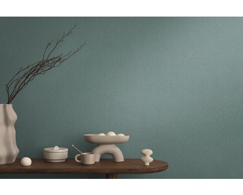 Detail steny s textúrovanou tapetou, ktorá vytvára pokojnú a prírodnú atmosféru