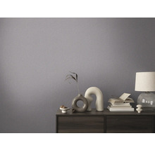 Dekoratívna izba s textilnou tapetou a komodou