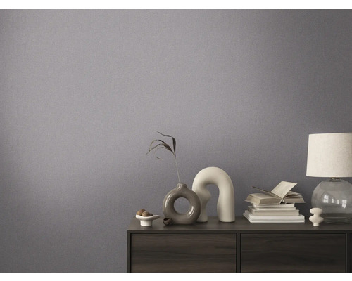 Dekoratívna izba s textilnou tapetou a komodou