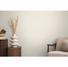 Dekoratívny interiér s vázou, suchými kvetmi a kreslom