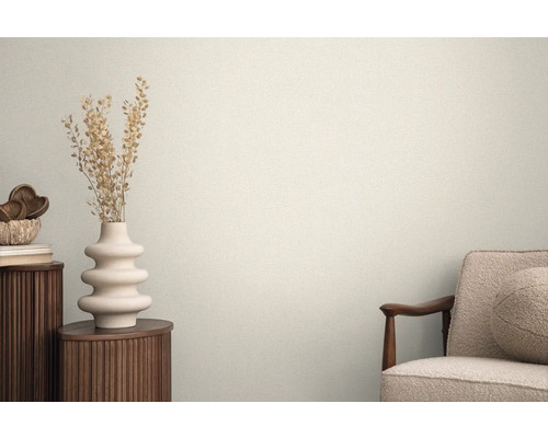 Dekoratívny interiér s vázou, suchými kvetmi a kreslom