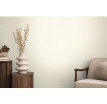 Obývacia izba s odkladacím stolíkom, vázou so suchými kvetmi a kreslom